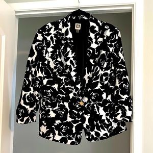 Like new Anne Klein women’s XL blazer. Only worn once.